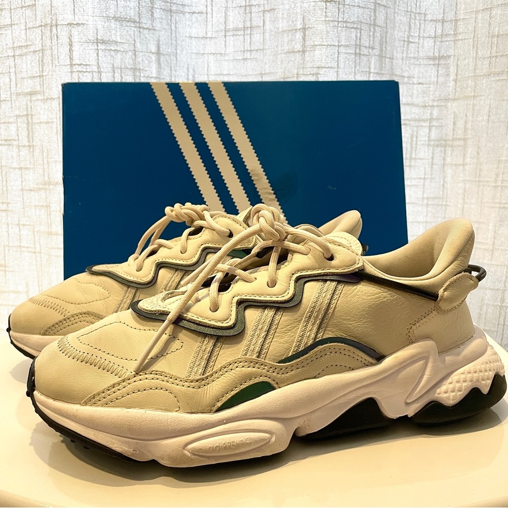 Adidas Ozweego ChalkWhite/AshSilver/Black Sneaker Womens size 7